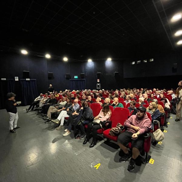 Boom di spettatori per l’apertura della nuova stagione di Sentieri del Cinema al Politeama. Stasera si replica