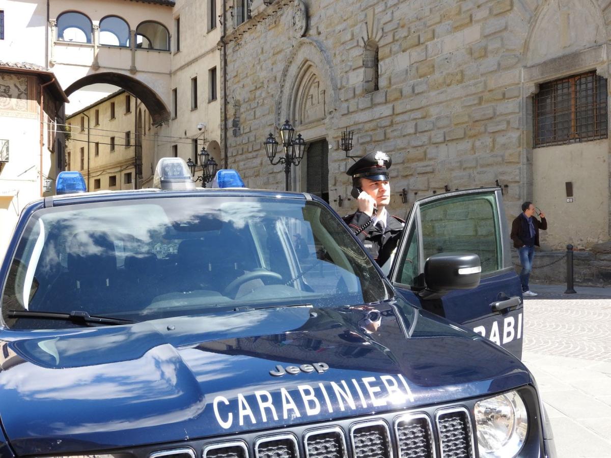 Maltratta i genitori, scende in strada e aggredisce i Carabinieri. È accaduto a Città di Castello