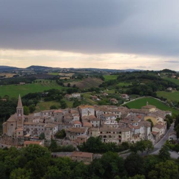 Le big bench approdano in Umbria: a Montecastrilli 85 km di ‘panchine giganti’ per rilanciare il turismo