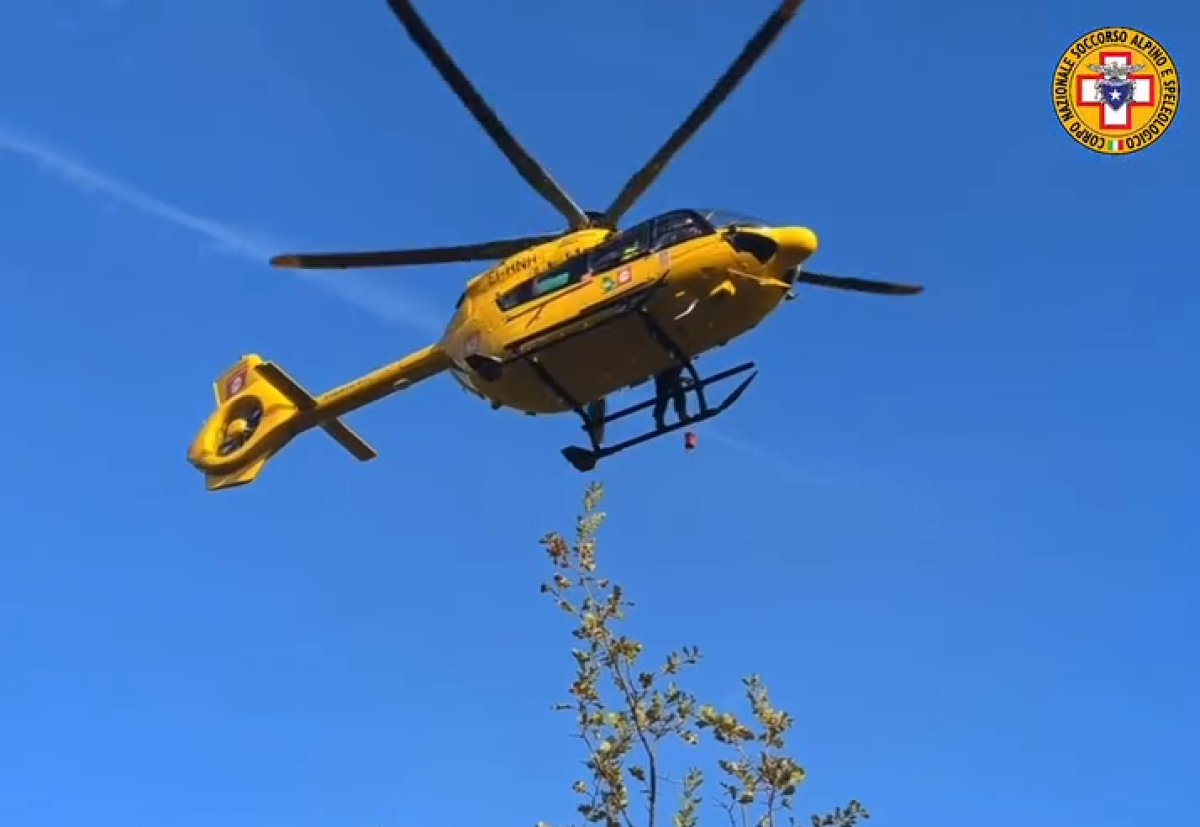 Elicottero Nibbio 01 della Regione Umbria soccorre turista con arto fratturato presso Valfabbrica