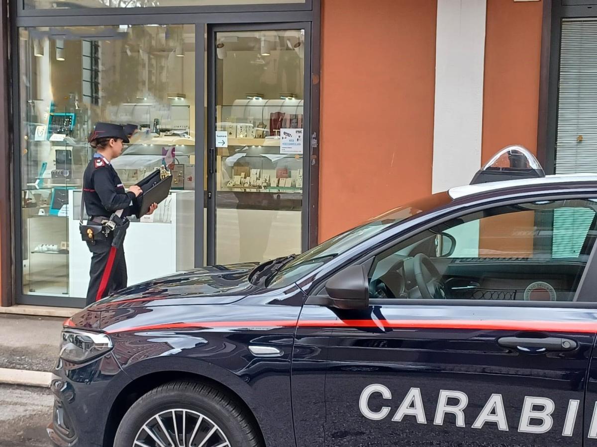 Colf ruba gioielli per 10.000 euro e viene denunciata: colpo di scena a Terni