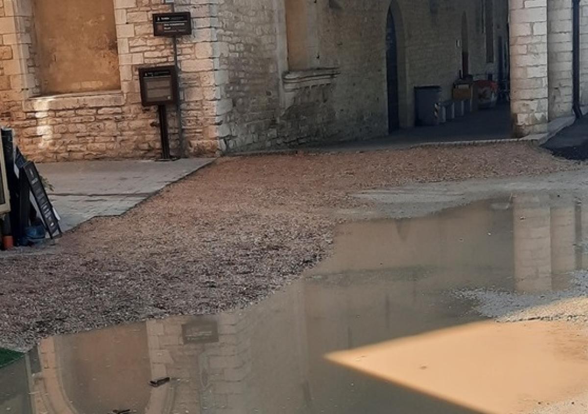 Gubbio nel mirino dei ladri, tra strade allagate per lavori in corso e scadente decoro urbano