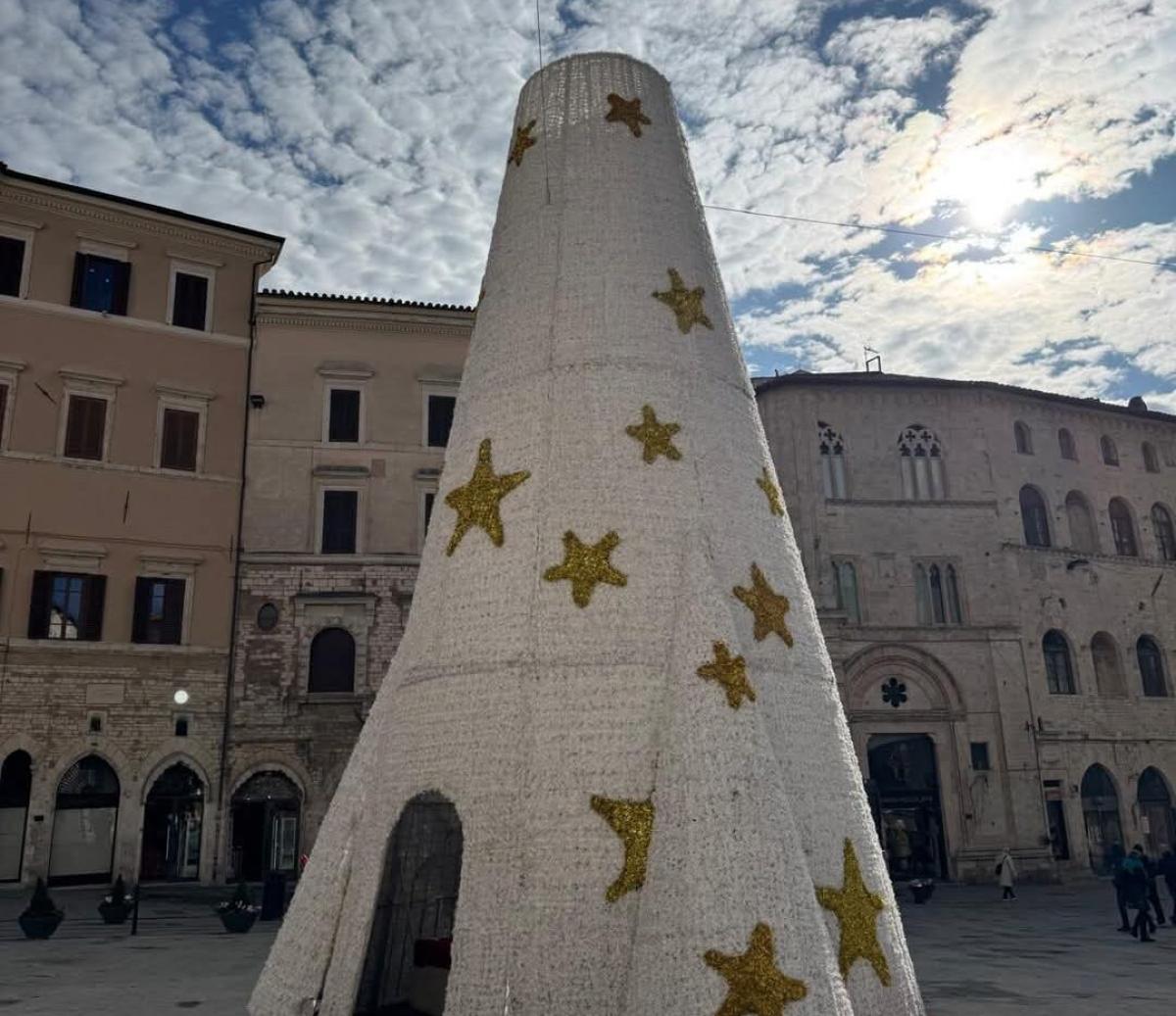 Perugia, albero di Natale ancora presente; Gentili (FI): “Sollecitiamo l’amministrazione a rimuoverlo”