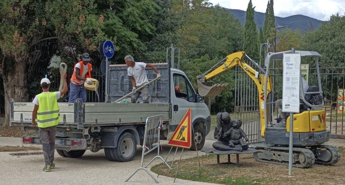 La prima statua dell’amore trova posto al parco Ciaurro di Terni. Ma il sindaco Bandecchi boccia l’installazione