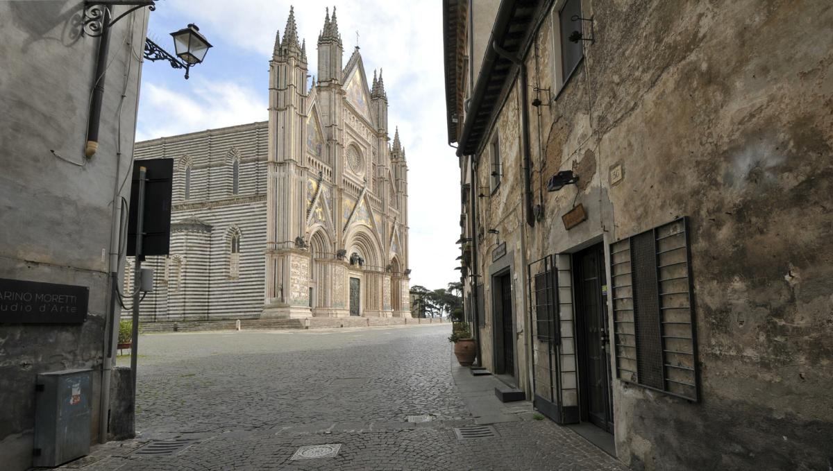 Orvieto, ciak si gira (di nuovo) tra il Pozzo di San Patrizio e la Torre del Moro. Troupe da 150 persone: come mai?