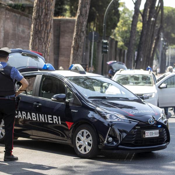 Assisi, nascondono armi nella macchina e scatta l’inseguimento con i carabinieri: ecco cosa è successo