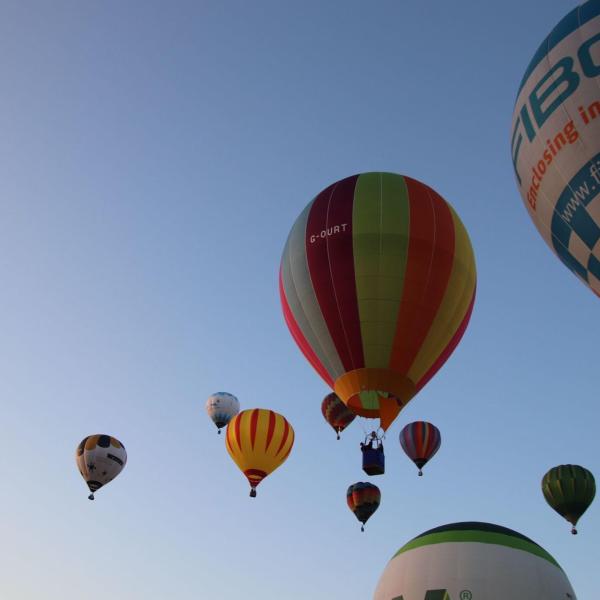 Mongolfiere, voli in elicottero e lanci col paracadute: ecco Terni Night Glow