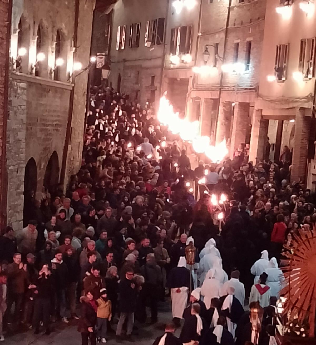 Gli antichi riti della Settimana Santa a Gubbio culmineranno con la Processione del Cristo Morto