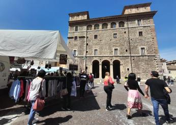 Il mercatino degli ambulanti di Forte dei Marmi fa il pienone a Terni