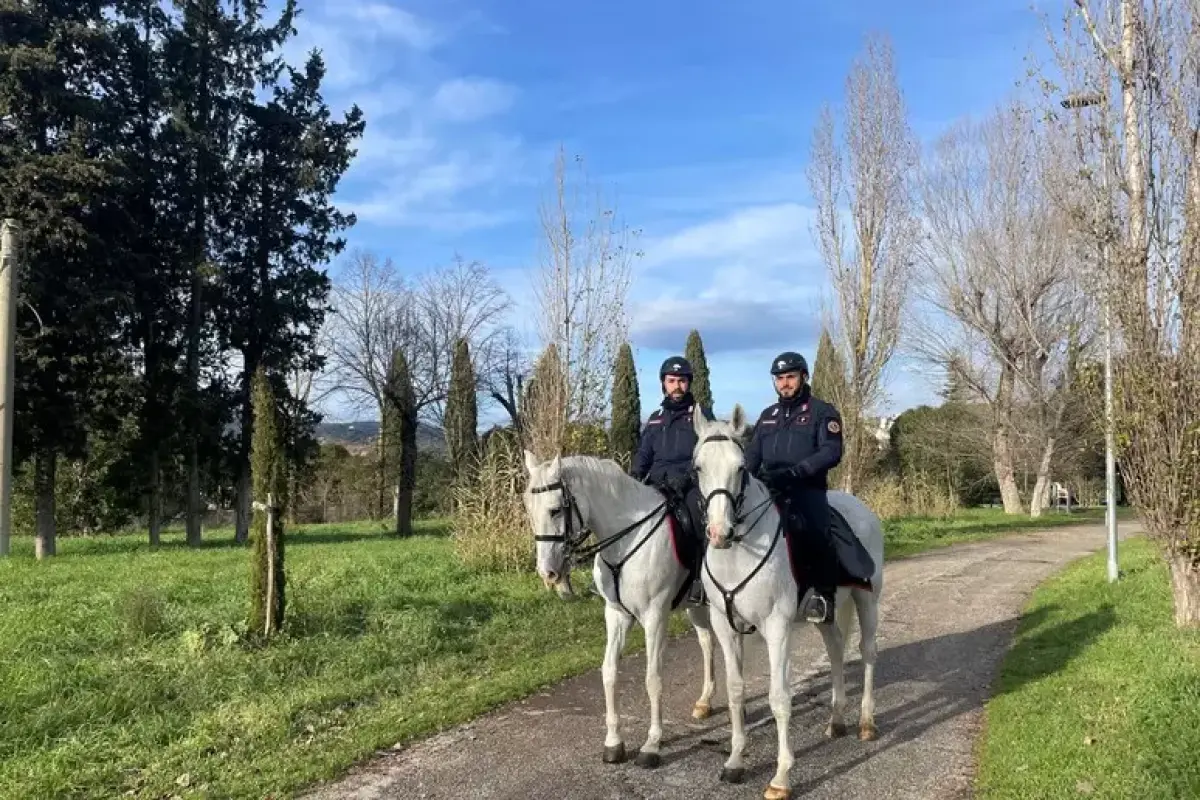 Sicurezza potenziata per le festività natalizie in Umbria: controlli speciali e carabinieri a cavallo