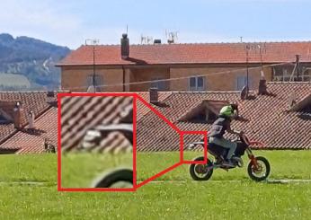 Rider sconosciuto su moto enduro senza targa ad alta velocità nel Parco del Teatro Romano