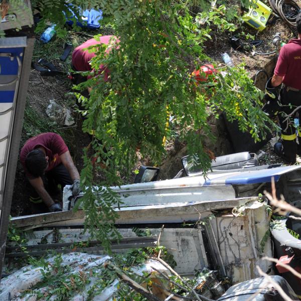 Incidente a Cannara, auto finisce fuori strada: ferite tre persone