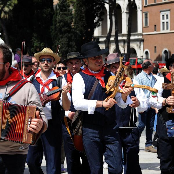 Anche quest’anno il Cantamaggio ha risuonato a Gubbio grazie alle compagnie di giovani “maggiaioli”