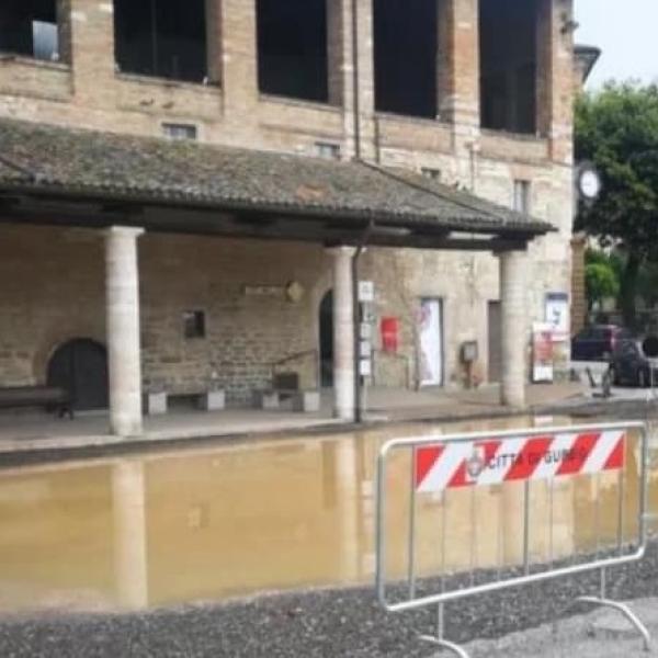 Laghi artificiali si formano a Gubbio ogni giorno, grazie alle piogge e ai cantieri. Dopo il “mare dell’Umbria” il “lago di Gubbio”?