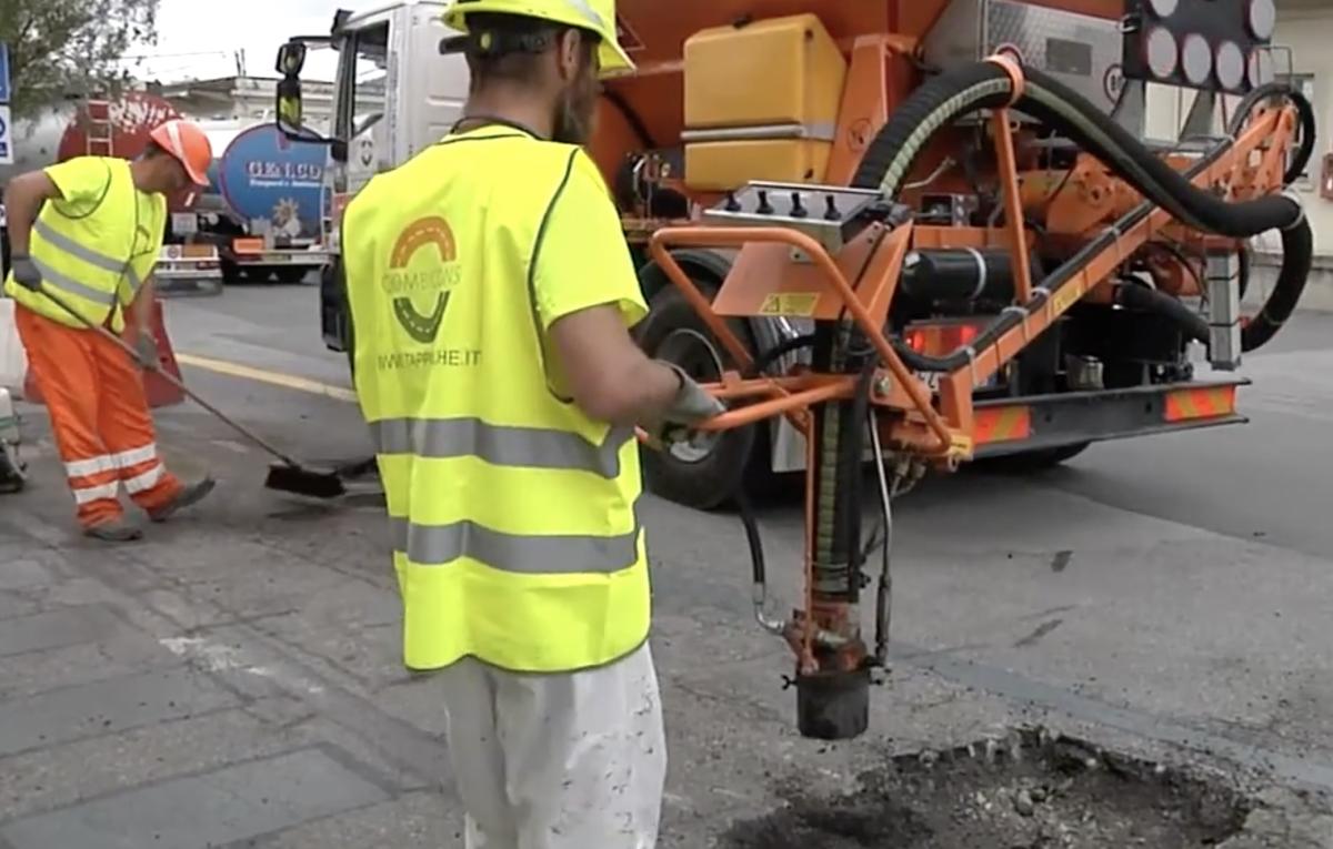 Arriva la macchina tappabuche, 72 mila toppe sulle strade di Terni