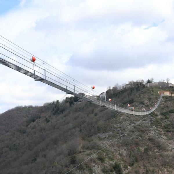 Boom di turisti al ponte di Sellano. Cinquemila le presenze dopo l’inaugurazione del ponte sospeso più alto d’Europa