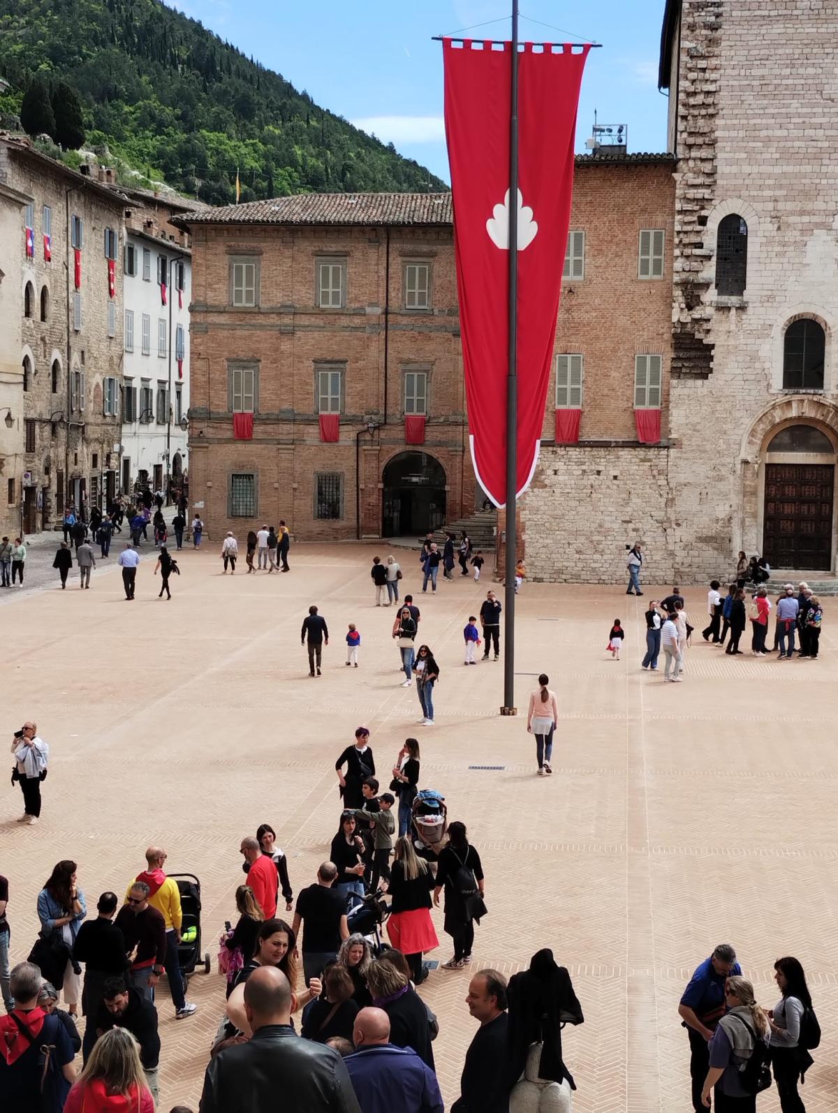 Piove ancora sotto gli “arconi” di Piazza Grande, l’allarme lanciato dall’Università dei Muratori