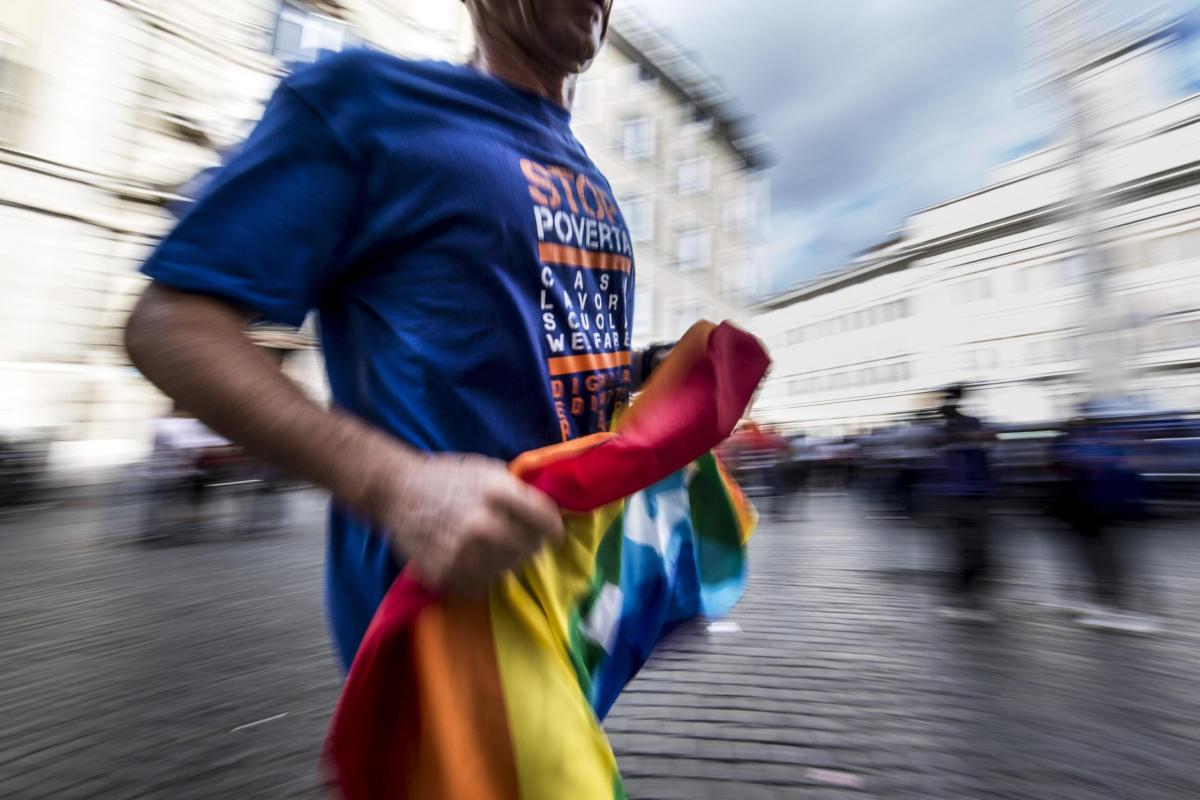 Giornata internazionale contro l’omofobia, a Perugia gli scontrini contro le discriminazioni: la nuova idea di Omphalos e Coop Centro Italia