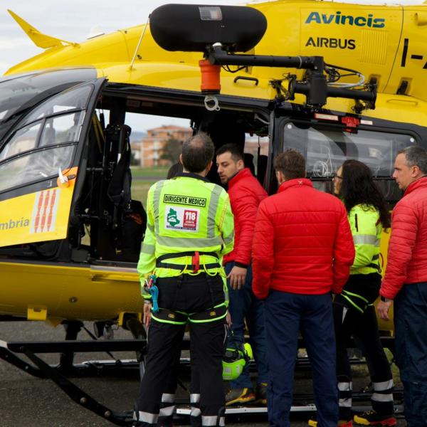 Perugia, bambina cade dal secondo piano di un palazzo: in ospedale con l’elisoccorso, non è grave