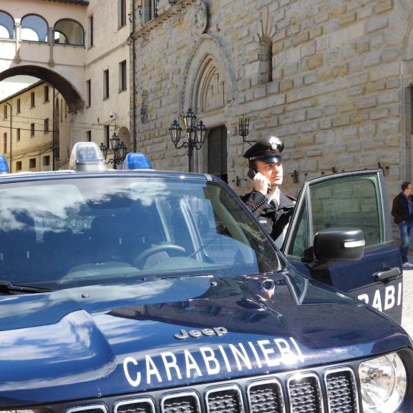 Maltratta i genitori, scende in strada e aggredisce i Carabinieri. È accaduto a Città di Castello