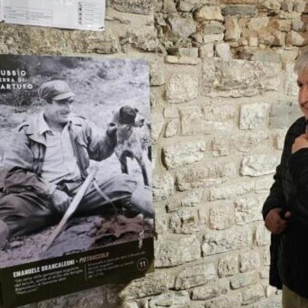 Inaugurata a Gubbio la mostra fotografica in bianco e nero sulla cerca e cava del tartufo