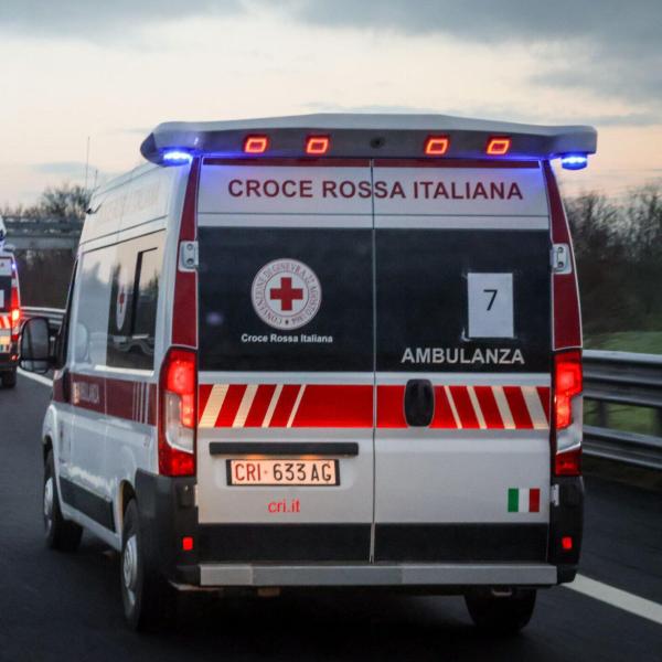 Assisi, motociclista colpisce con un casco l’autista di un bus: scatta la denuncia