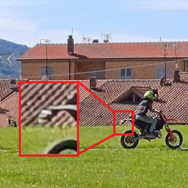 Rider sconosciuto su moto enduro senza targa ad alta velocità nel Parco del Teatro Romano