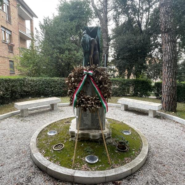 Viale della Rimembranza a Gubbio, luogo del ricordo dei suoi caduti nella Grande Guerra. Il dono del Rotary