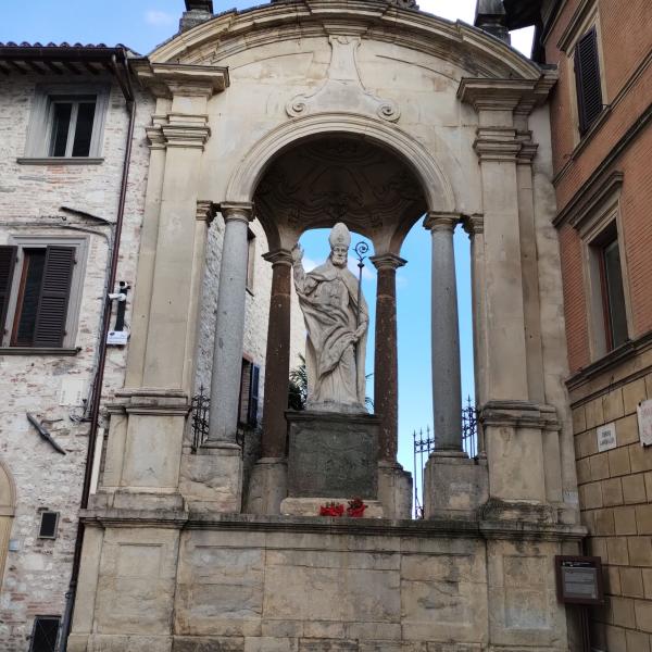 Oggi a Gubbio si festeggia il Patrono Sant’Ubaldo. Santo della pace, ma abile anche nelle imprese guerresche