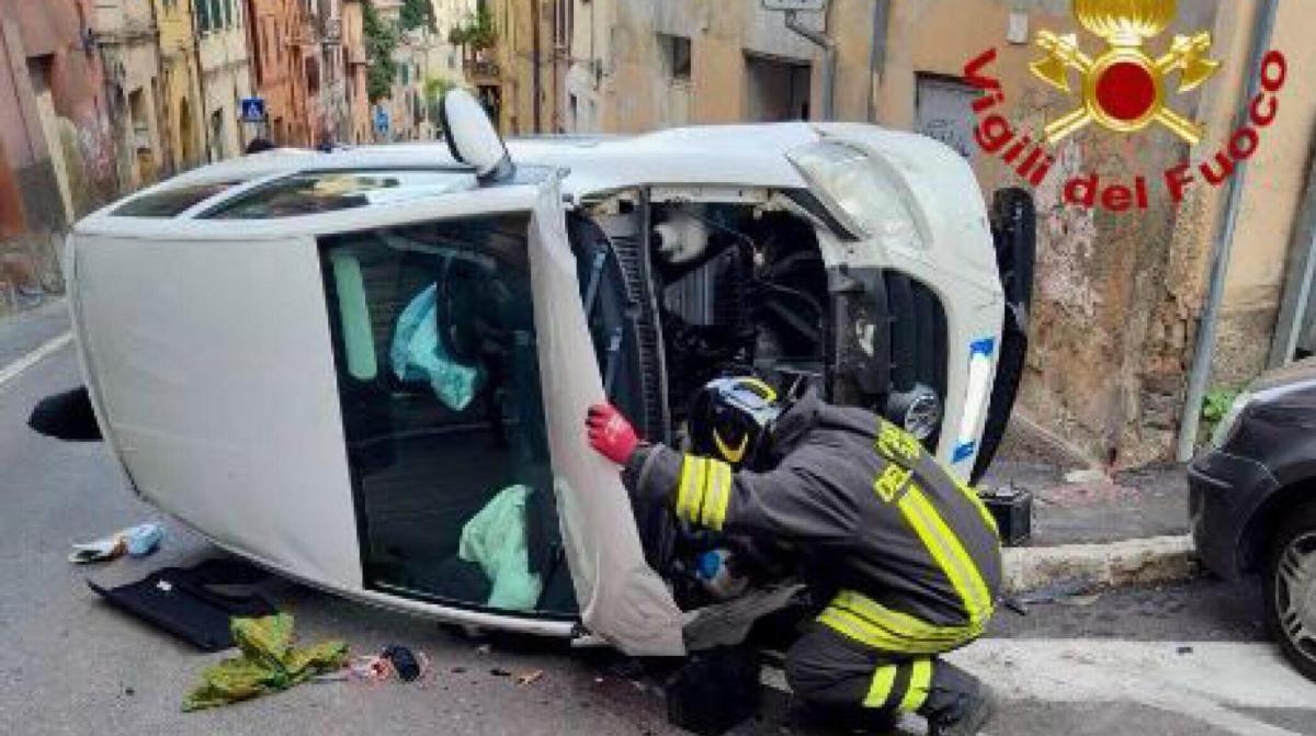 Perugia, auto sfonda il parapetto e precipita in via Enrico Dal Pozzo