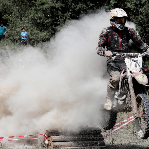 “Ghost rider” misterioso imperversa indisturbato nel Parco Ranghiasci. Le incursioni della moto da enduro senza targa