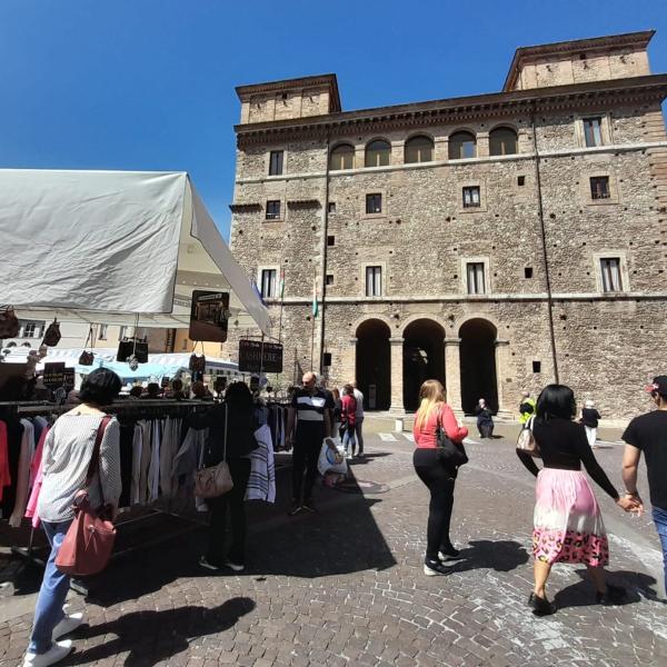 Il mercatino degli ambulanti di Forte dei Marmi fa il pienone a Terni