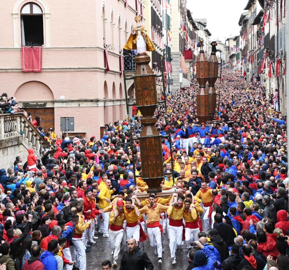 Sale l’entusiasmo a Gubbio nell’attesa della Festa dei Ceri. I nuovi vessilli dei santantoniari