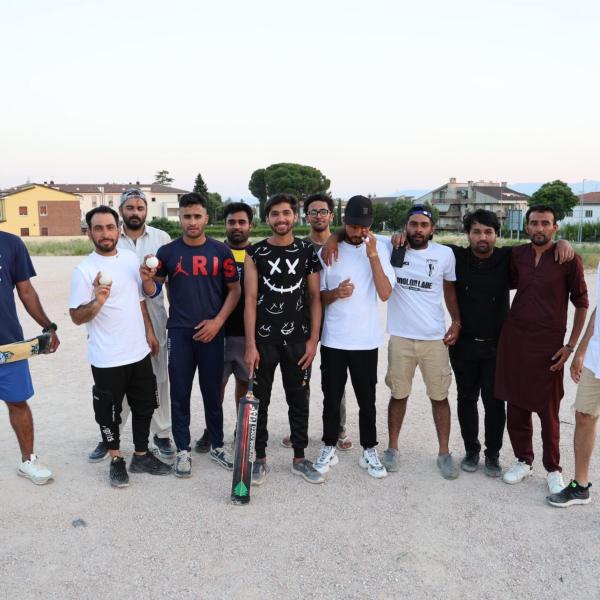 Cricket al tramonto su una piazza sterrata: succede a Foligno