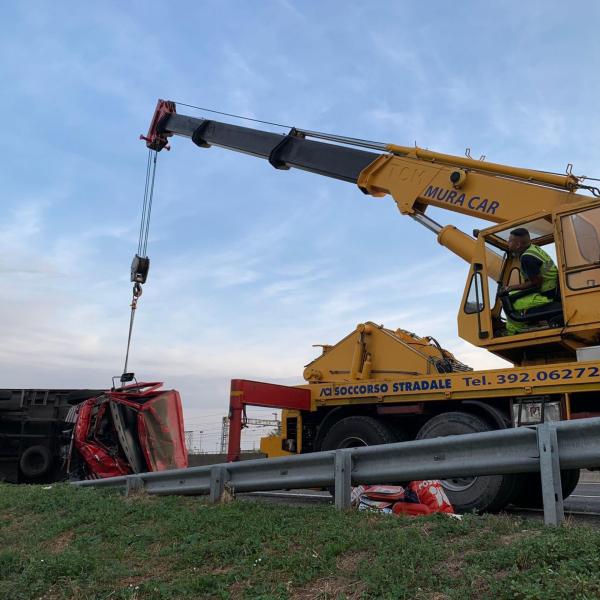 TIR di un’azienda agricola campana si rovescia sulla E45 in direzione Terni nei pressi di Lidarno. Illeso il conducente