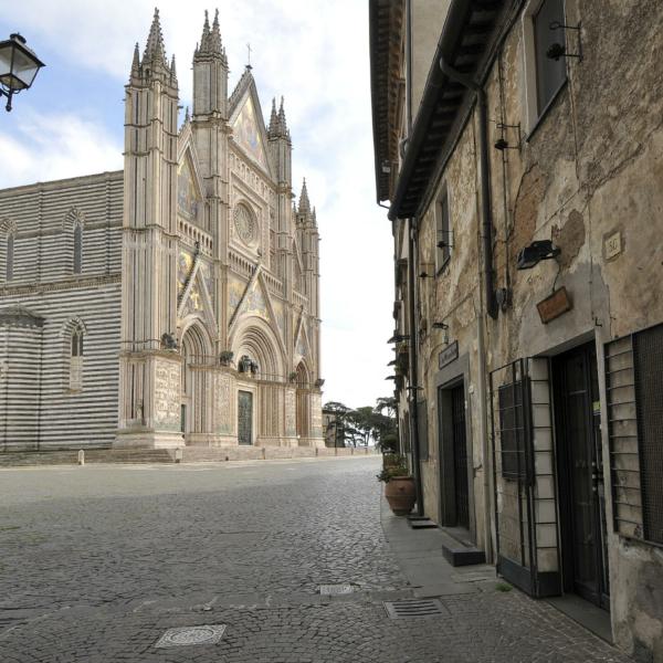 Orvieto, ciak si gira (di nuovo) tra il Pozzo di San Patrizio e la Torre del Moro. Troupe da 150 persone: come mai?