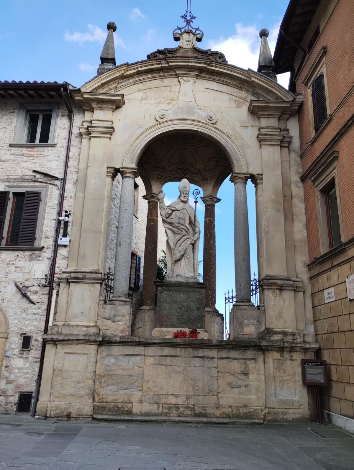 Oggi a Gubbio si festeggia il Patrono Sant’Ubaldo. Santo della pace, ma abile anche nelle imprese guerresche