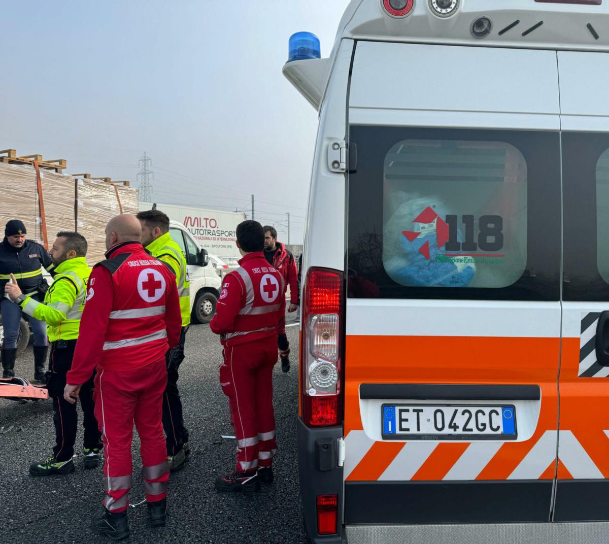 Perugia, carrozziere muore travolto da un camion: stava prestando un soccorso stradale