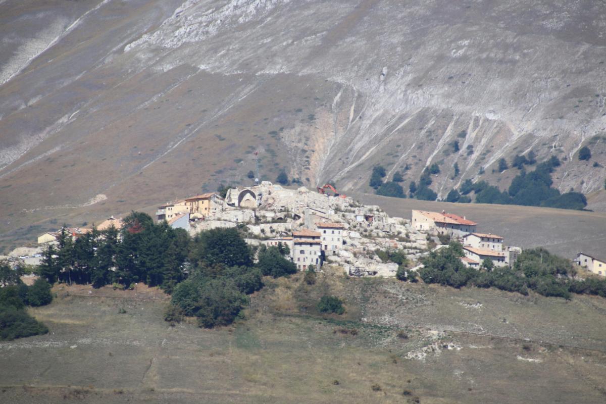 Riecco l’inverno: neve sui monti Sibilini. Innevato anche Castelluccio di Norcia