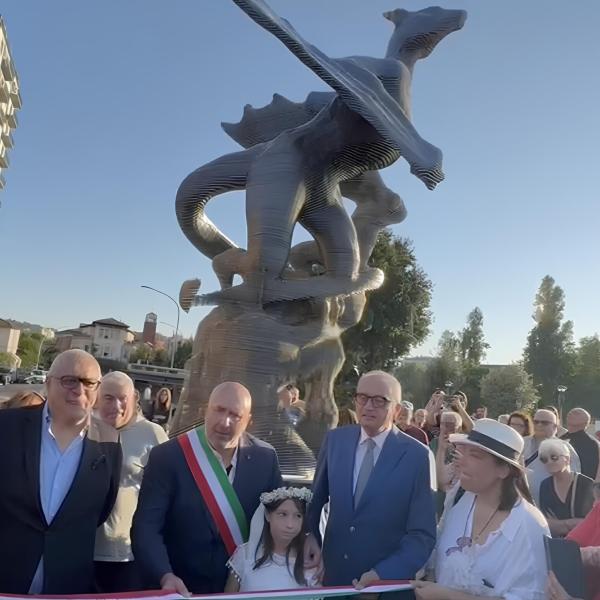 Il Thyrus svetta su Terni, il simbolo della città prende vita. Inaugurata la statua del drago più alta d’Italia