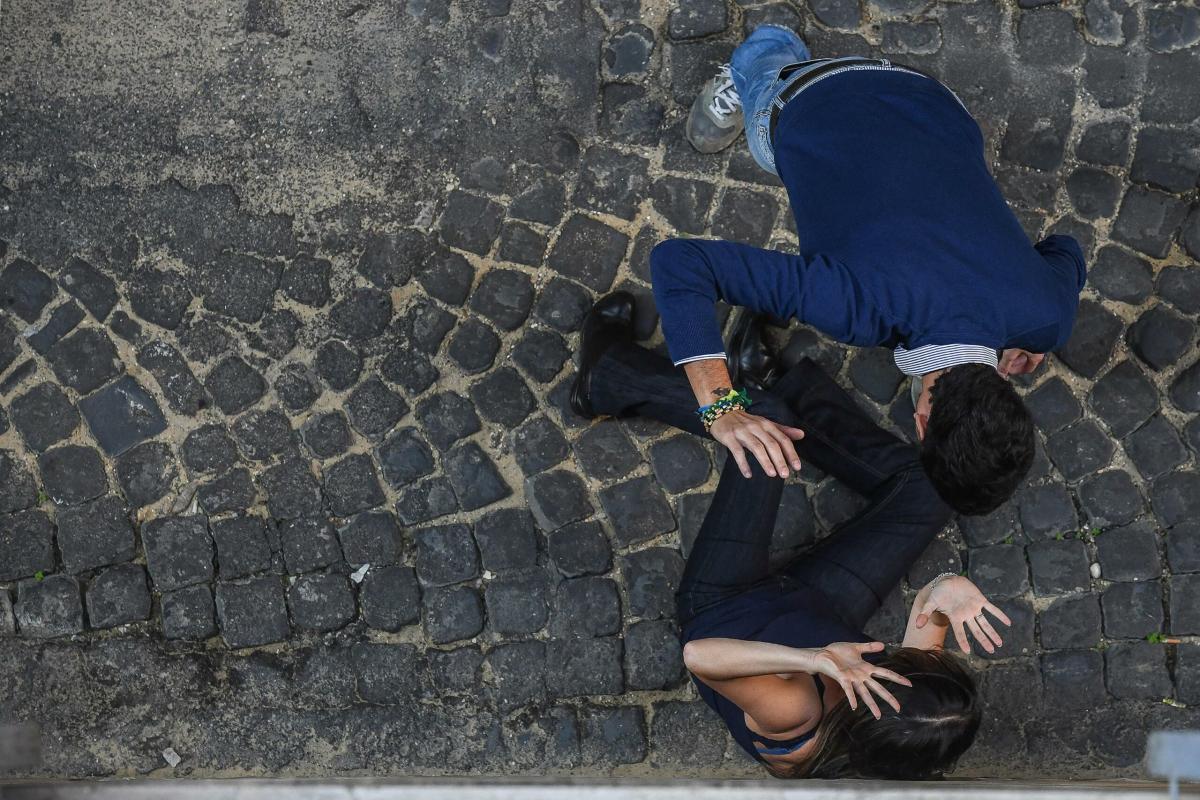 La maltrattava anche se perdeva la sua squadra: compagno violento allontanato da casa a Perugia