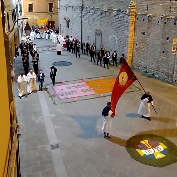 A Gubbio la processione del Corpus Domini con il Vescovo Mons. Luciano Paolucci Bedini. Le origini della festività cattolica risalgono al XIII secolo