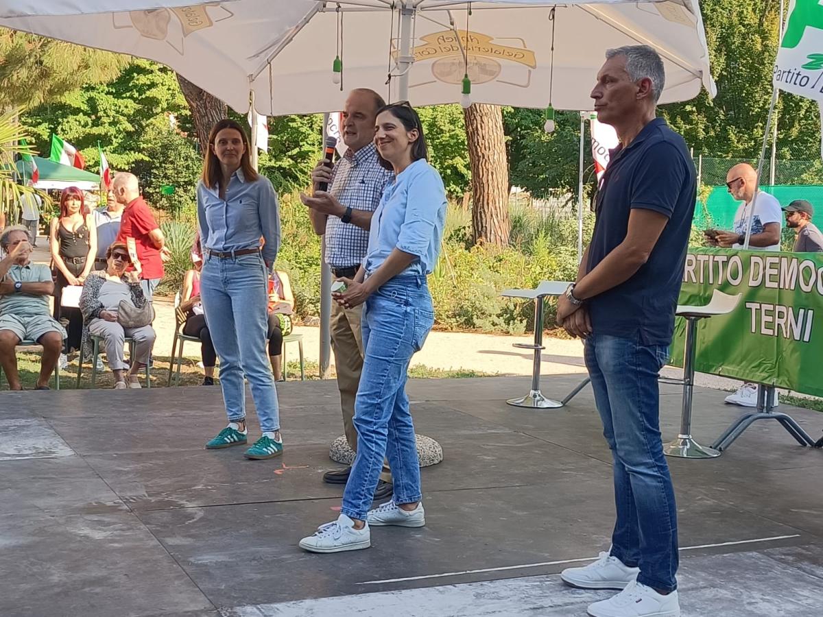 Elly Schlein ricomincia da tre a Terni: festa de l’Unità, campagna per le regionali e lotta a Meloni