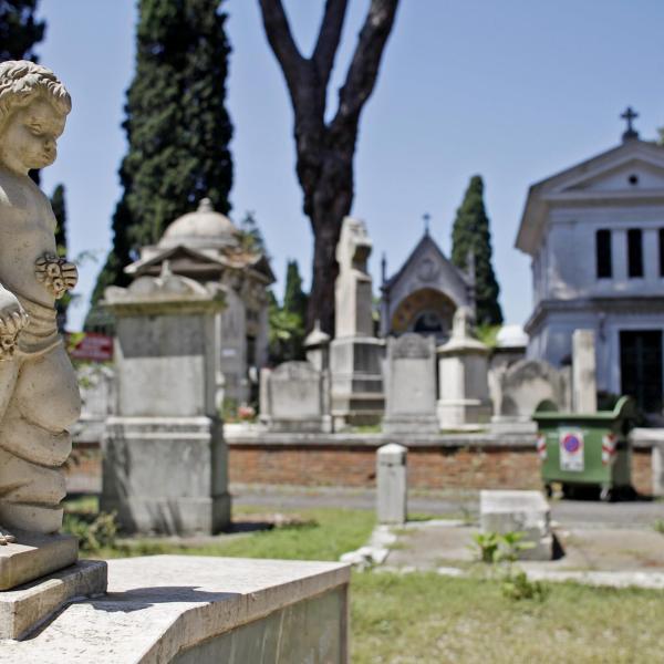 Umbria, riti satanici in un cimitero: denunciate tre persone