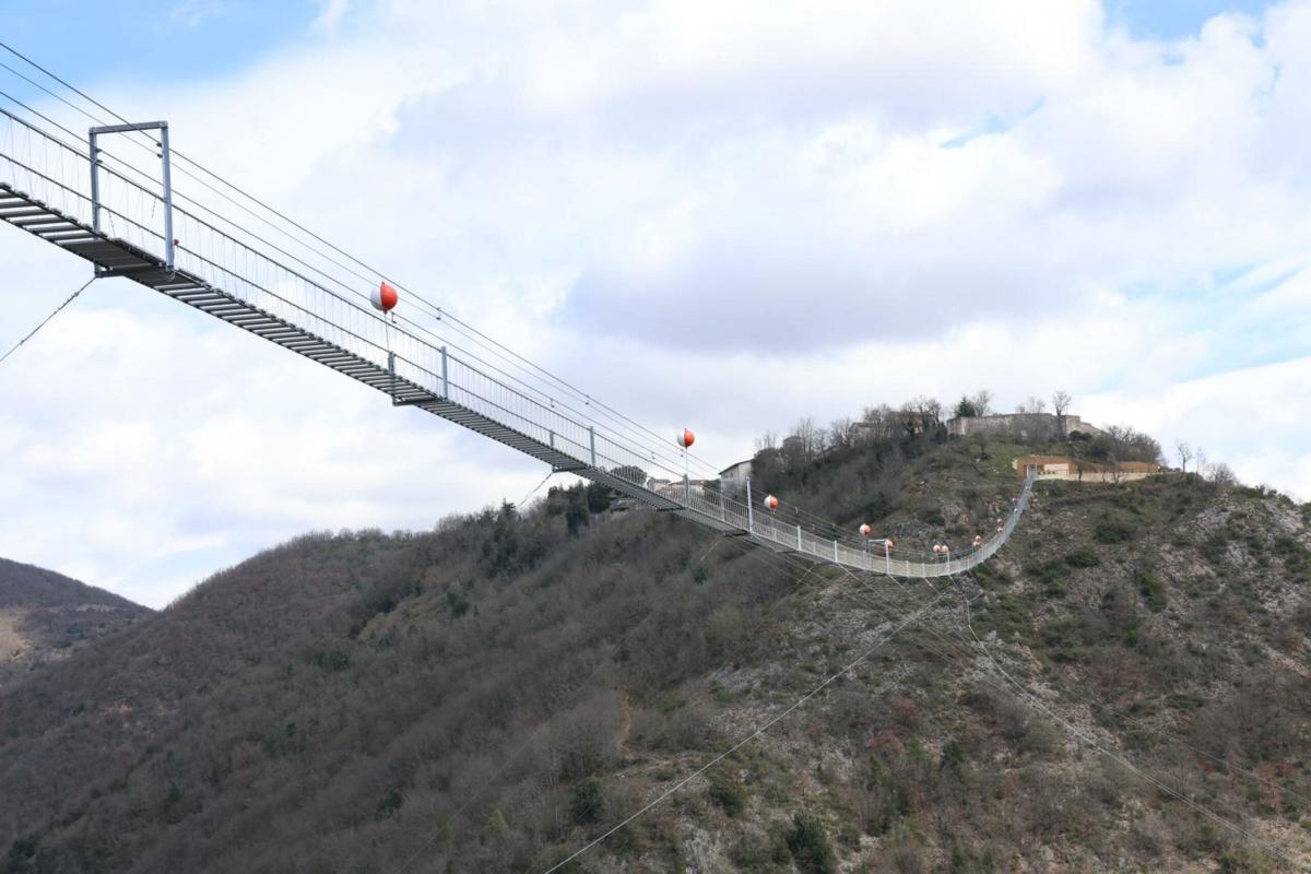 Boom di turisti al ponte di Sellano. Cinquemila le presenze dopo l’inaugurazione del ponte sospeso più alto d’Europa