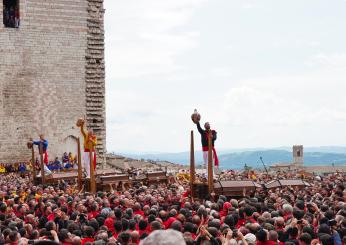 Gubbio, tutti pazzi per la Festa dei Ceri. In centinaia in piazza Grande per l’Alzata, qualche infortunio