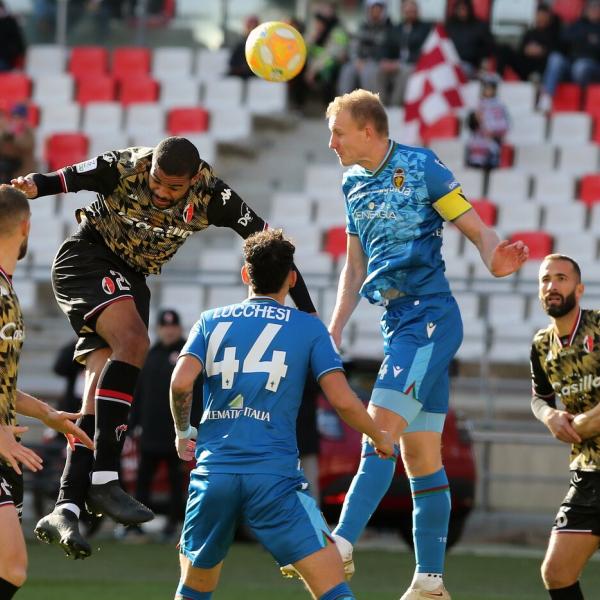 Live / Bari-Ternana 1-1, termina il match, le Fere dominano nel primo tempo e soffrono nel secondo, Nasti porta in vantaggio i suoi, Pereiro pareggia i conti