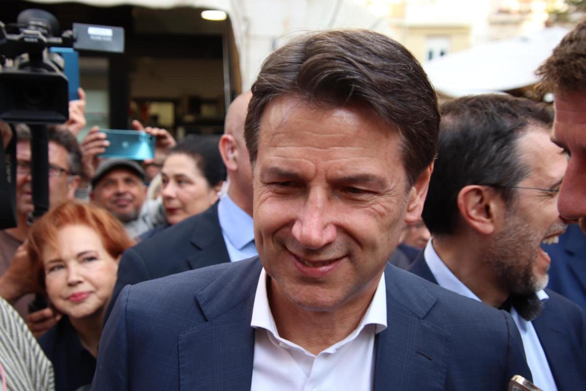 Conte a Terni contro Musk: il miliardario che “non conosce l’abc della democrazia”