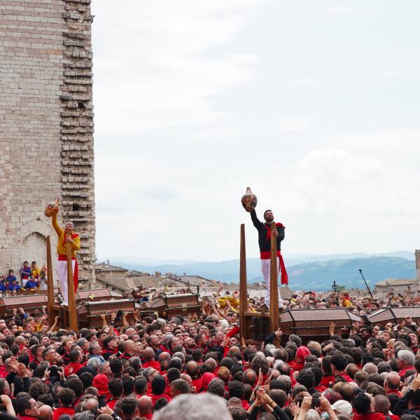 Gubbio, tutti pazzi per la Festa dei Ceri. In centinaia in piazza Grande per l’Alzata, qualche infortunio