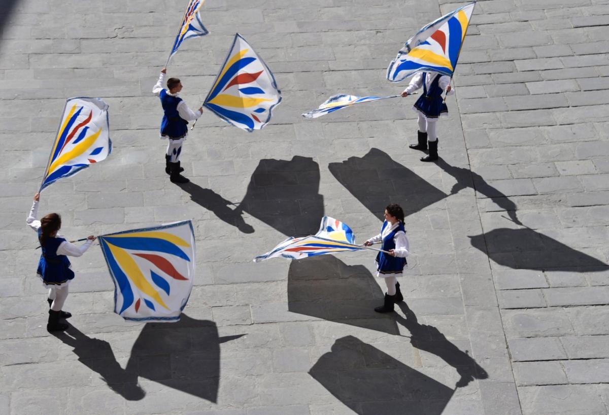 Gli Sbandieratori di Gubbio ricevuti dalla Presidente Tesei. Eccellenza dell’Umbria